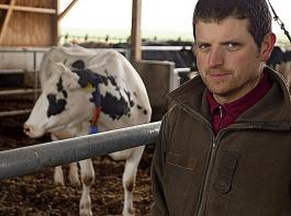 Adrian Tobler ist überzeugt, dass sich die Kühe im Kompoststall erholen können.
