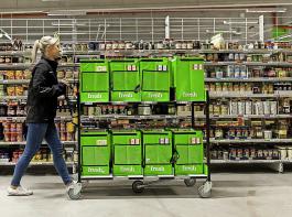Eine Mitarbeiterin im Münchner Depot von Amazon
stellt Waren für die Lieferung nach Hause zusammen.
