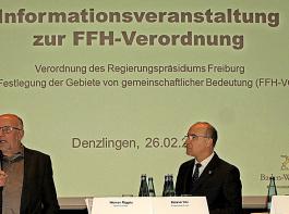 In einer Gesprchrunde mit Moderator Dr. Christoph Ewen (Team Ewen, links) gaben (von links) BLHV-Prsident Werner Rpple,  Elzachs  Brgermeister Roland Tibi und die Freiburger Regierungsprsidentin Brbel Schfer Stellungnahmen zur FFH-Thematik ab.