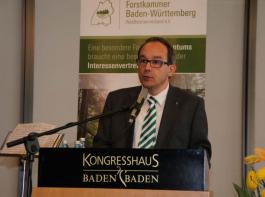 Forstkammer-Prsident Roland Burger (links) bezeichnete Rechtssicherheit beim Holzverkauf als eine Grundvoraussetzung
fr wirtschaftlich zukunftsfhige Forstbetriebe. 