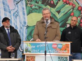 Alois Gerig (Mitte),  hier als Redner bei der Großkundgebung gegen das Mindestlohngesetz am 30. März in Oberkirch. Er trat dort als engagierter Verfechter der Bauernanliegen auf.