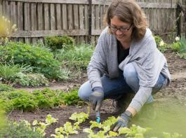 Christine Armbruster hat gelernt, Hof und Garten unter einen Hut zu bringen.
