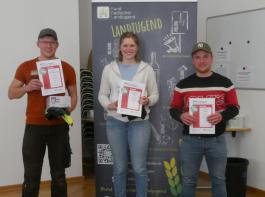 Jona Waltersbacher, Jasmin Schwer und Florian Merz (von links) siegten, Jasmin Schwer kam auf den ersten Platz und fährt zum  Bundesentscheid in Niedersachsen. 