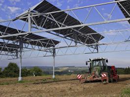 Die Solarmodule sind bei der Versuchsanlage in Heggelbach in fnf Meter Hhe angebracht. 