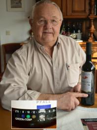 Der Pensionär Gerd Arnold aus Wutöschingen-Schwerzen hat eine Temperatur-Sensorfolie erfunden, die auf der Flasche die Temperatur des Weines anzeigt. 