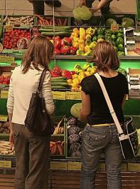 Die Kunden profitieren vom hohen Wettbewerbsdruck im Obst- und Gemüsesektor.  Im Gegensatz zu anderen Lebensmitteln gingen die Preise zuletzt nicht nach oben.