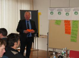 Nach den Diskussionsrunden an den Themen-Tischen wurden die Ergebnisse fr alle Teilnehmer zusammengefasst, wie hier von Franz Kppeler, Vizeprsident des BLHV.