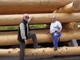 Da lacht das Herz: bestes Tannenholz, vorbereitet für ein Blockhaus. Es freuen sich Forumssprecher Ewald Elsäßer (links) und Guy Guedon, der Präsident des Privatwaldverbundes Auvergne-Thiers. 