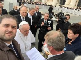 Vergangene Woche auf dem Petersplatz in Rom: Vertreter des European Milk Board (EMB) bermitteln Papst Franziskus  eine Erklrung.