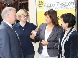 Im Gespräch (v.l.): Abgeordneter Peter Weiß mit den Landfrauen Jutta Zeisset, Rosa Karcher und Monika Schnaiter.