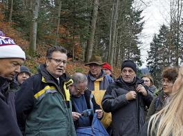 Landwirtschafts- und Forstminister Peter Hauk (Zweiter von links) war erstmals Gast bei der Weihnachtspressefahrt von BLHV und ForstBW.